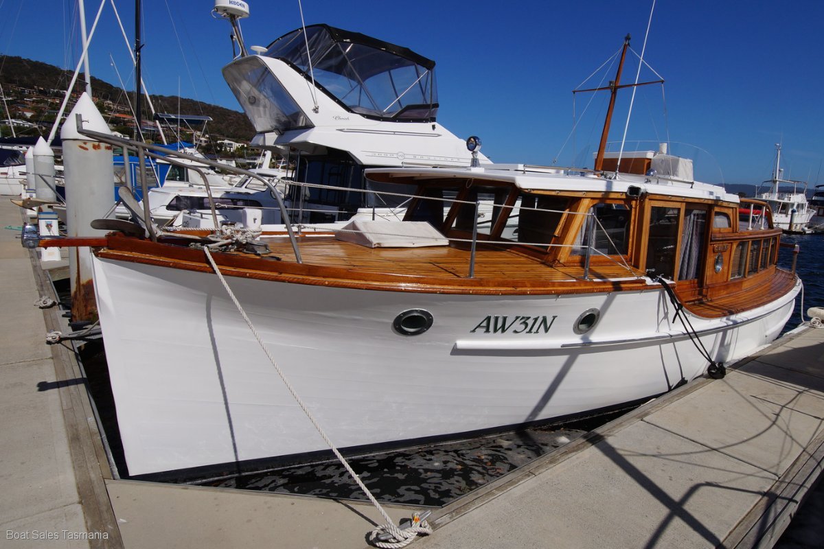 32' classic timber motor yacht 