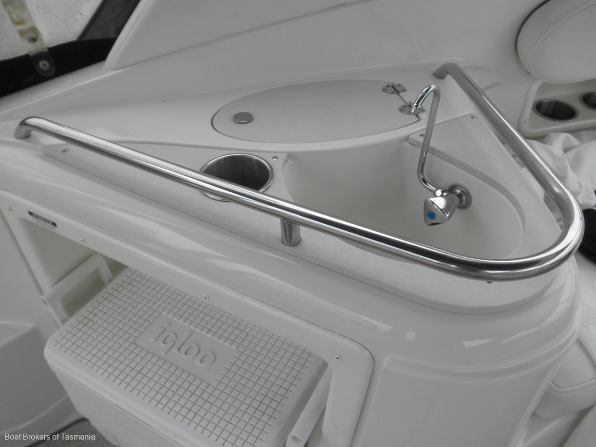 Lunar Sea Monterey 270 Cruiser Fabulous condition, Bow and stern thrusters Boat Brokers of Tasmania