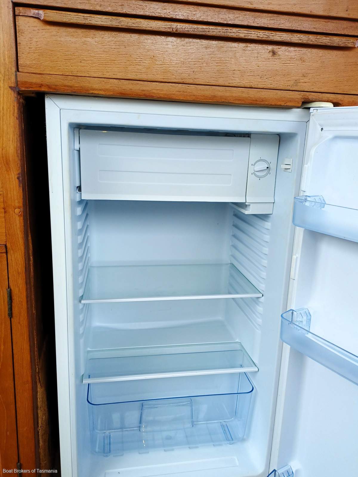 Dreamweaver. Mariner 31/468. April 1980 Mariner 31 Flybridge Twin Volvo diesel shaft drive. Boat Brokers of Tasmania