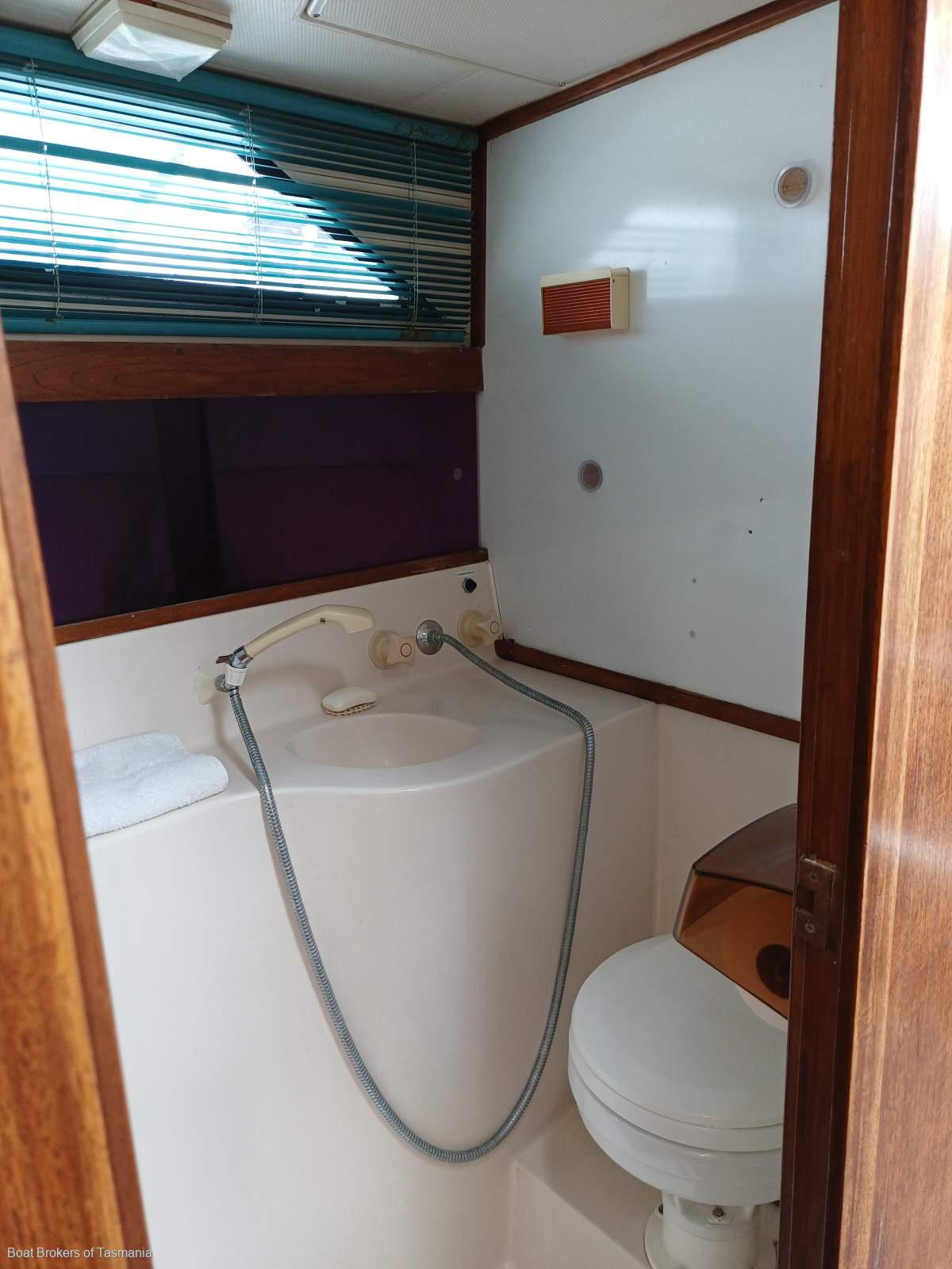 Dreamweaver. Mariner 31/468. April 1980 Mariner 31 Flybridge Twin Volvo diesel shaft drive. Boat Brokers of Tasmania