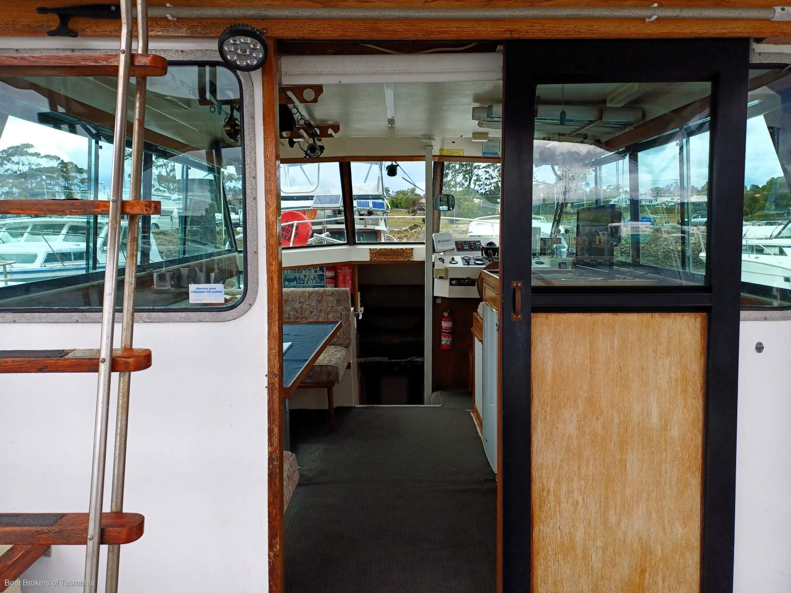 Dreamweaver. Mariner 31/468. April 1980 Mariner 31 Flybridge Twin Volvo diesel shaft drive. Boat Brokers of Tasmania