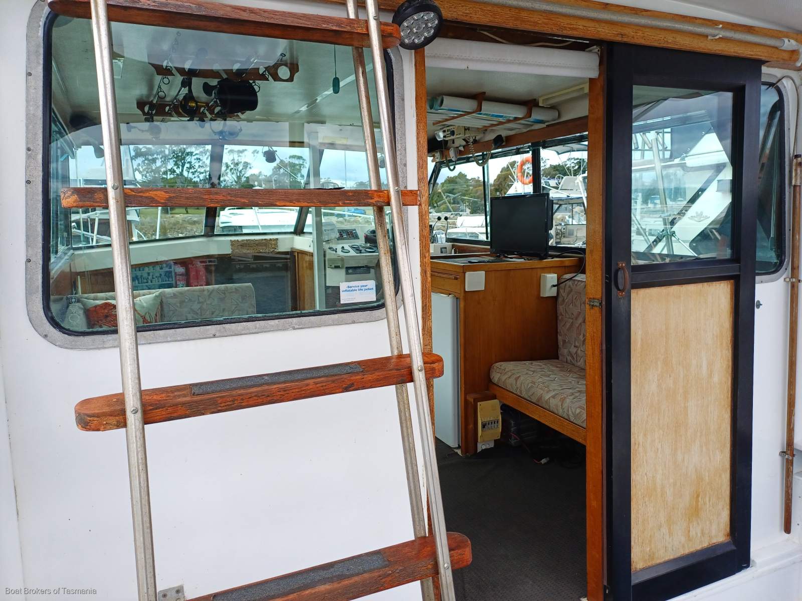 Dreamweaver. Mariner 31/468. April 1980 Mariner 31 Flybridge Twin Volvo diesel shaft drive. Boat Brokers of Tasmania