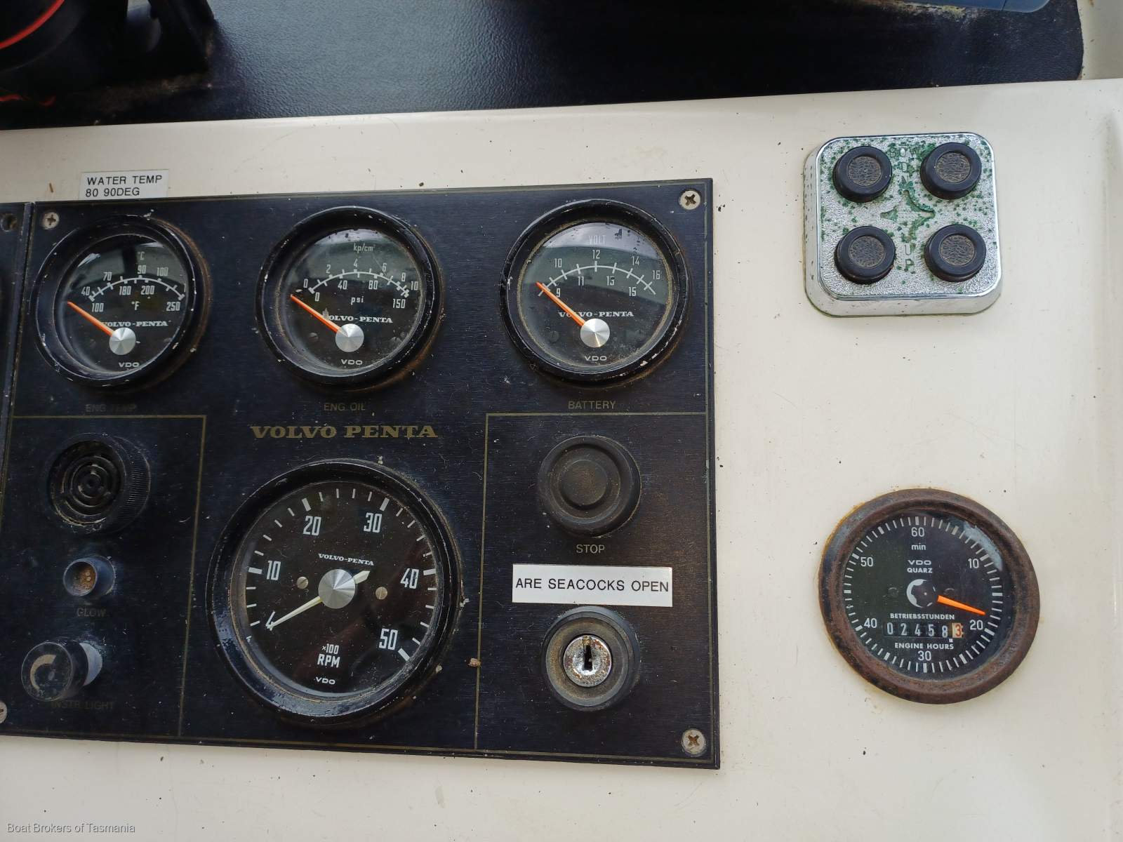 Dreamweaver. Mariner 31/468. April 1980 Mariner 31 Flybridge Twin Volvo diesel shaft drive. Boat Brokers of Tasmania