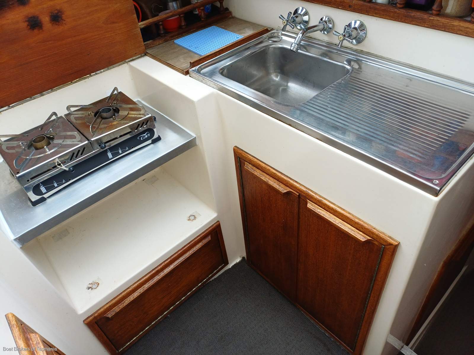 Dreamweaver. Mariner 31/468. April 1980 Mariner 31 Flybridge Twin Volvo diesel shaft drive. Boat Brokers of Tasmania