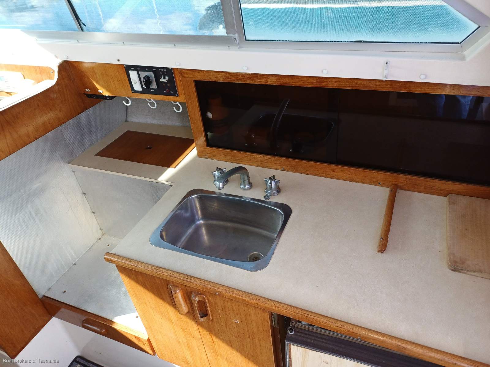 Kerry Girl Bertram 28 Flybridge Twin diesel shaft drive Sportsfisherman Boat Brokers of Tasmania