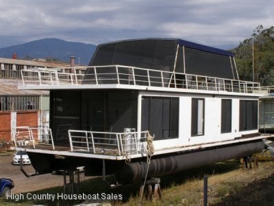 Houseboat Holiday Home on the Water of Lake Eildon