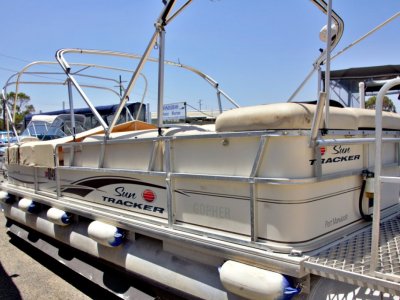 Sun Tracker Party Barge 24