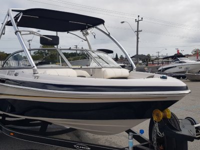 Tahoe Q4 Sport Deluxe Bow Rider