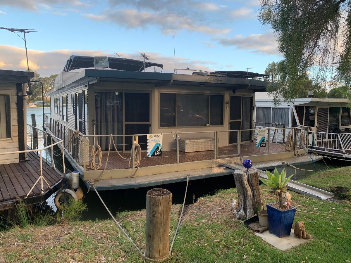River Murray Houseboat - Freedom
