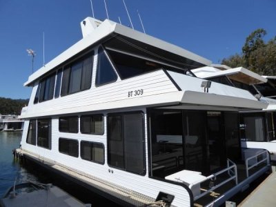 Houseboat Holiday Home on Lake Eildon, Vic.