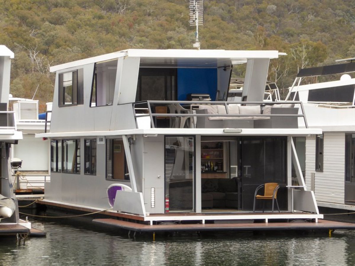 JUST RIGHT 2 Houseboat Holiday Home on Lake Eildon