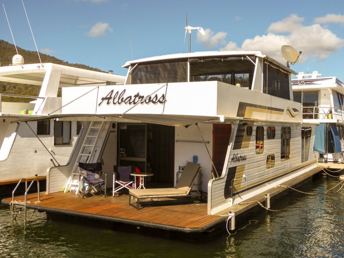 ALBATROSS Houseboat Holiday Home on Lake Eildon:Albatross