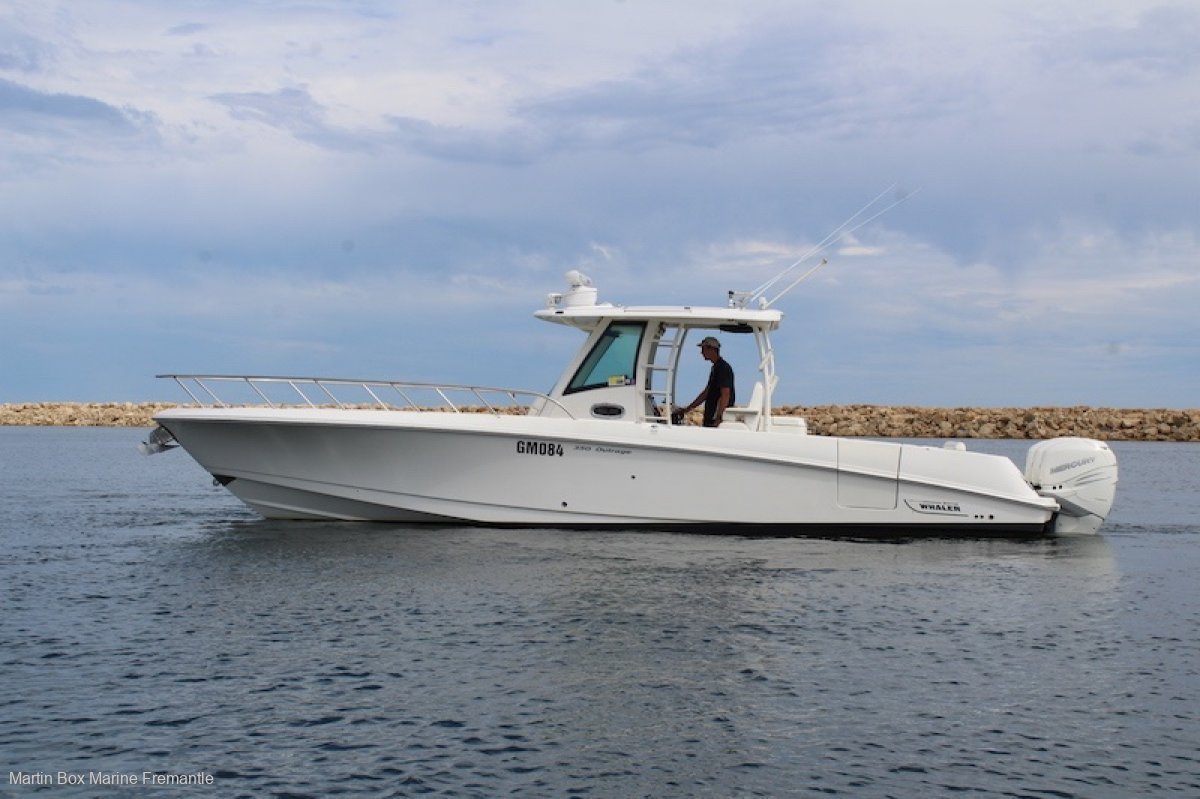 Boston Whaler 350 Outrage With Tripple 350 HP Outboards