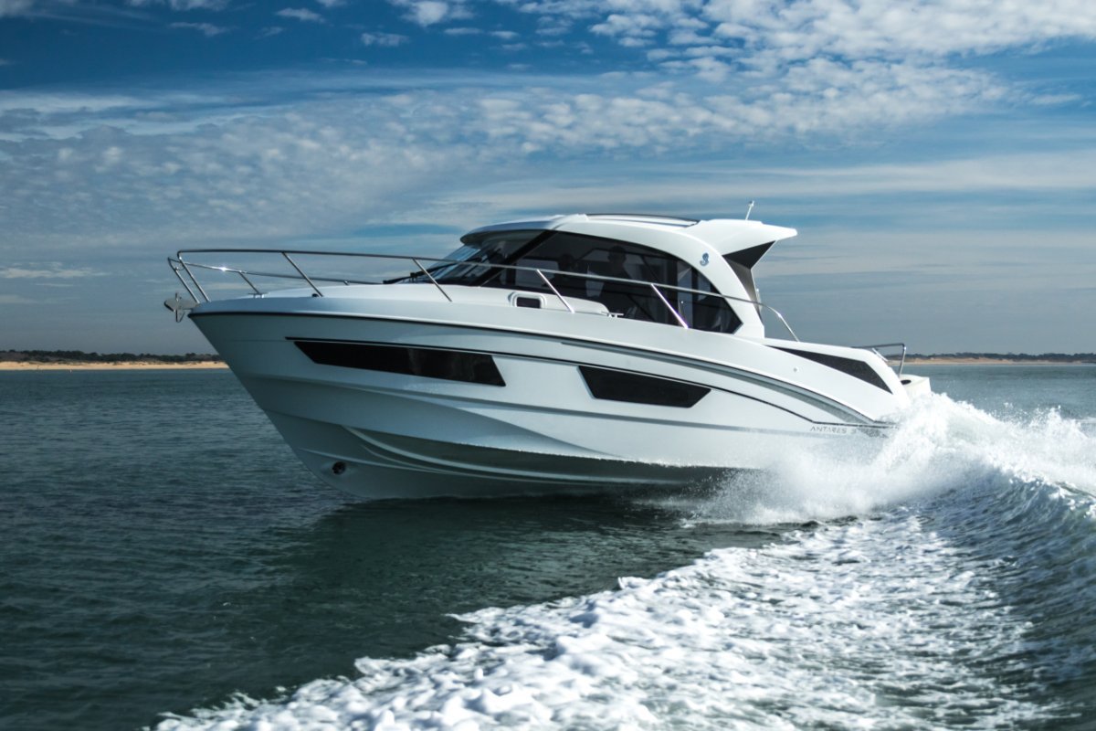 Beneteau Antares 9.0 OB Outboard Cruiser