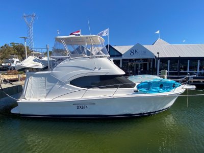 Riviera 33 Flybridge with bow thruster and air conditioning