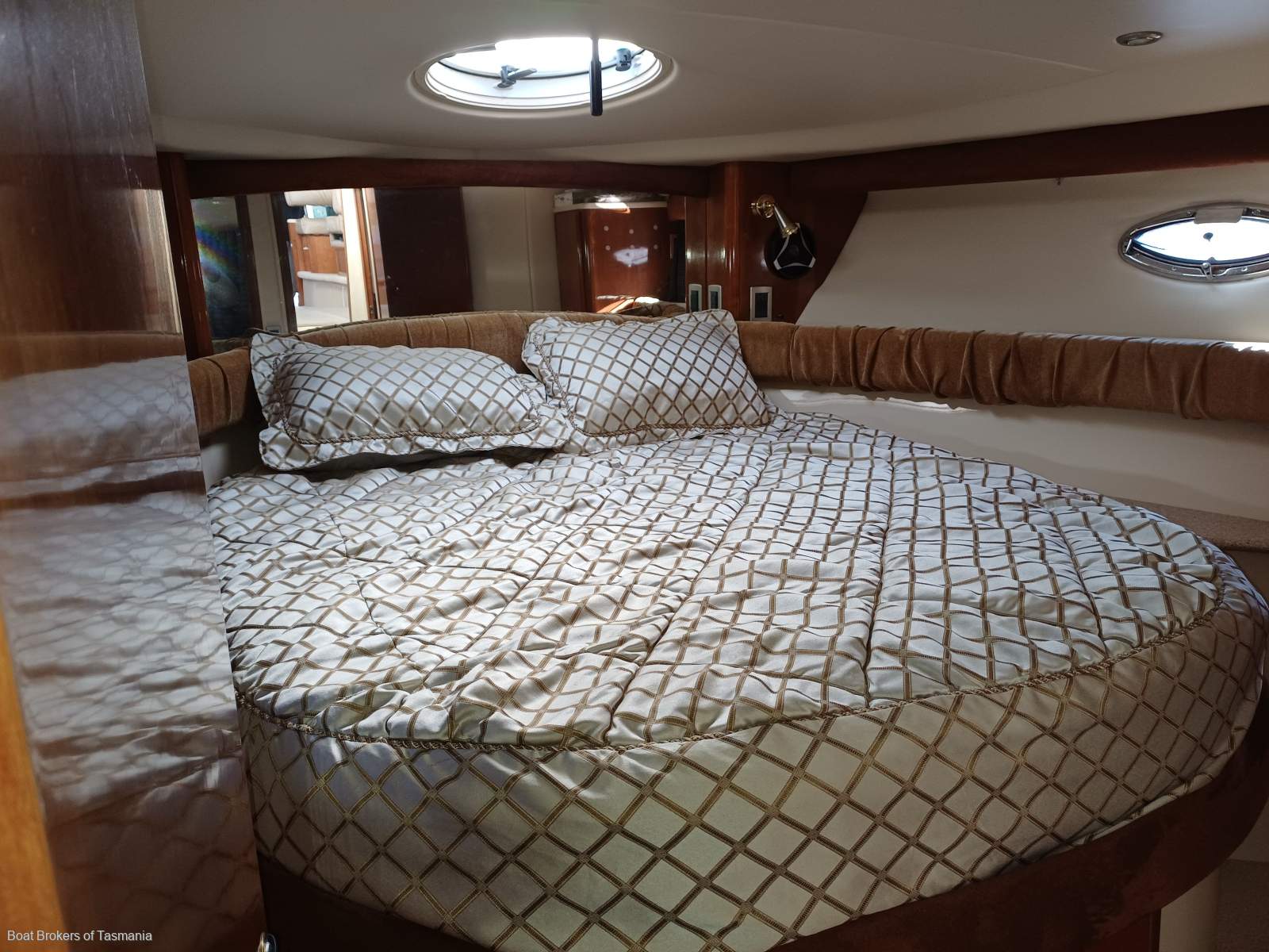 Sant'Ana Meridian 411 Flybridge Dual helms, fully optioned, very well presented. Boat Brokers of Tasmania