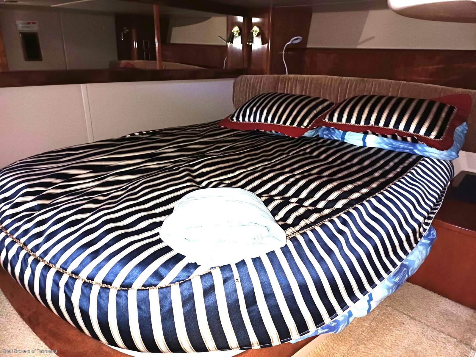 Sant'Ana Meridian 411 Flybridge Dual helms, fully optioned, very well presented. Boat Brokers of Tasmania