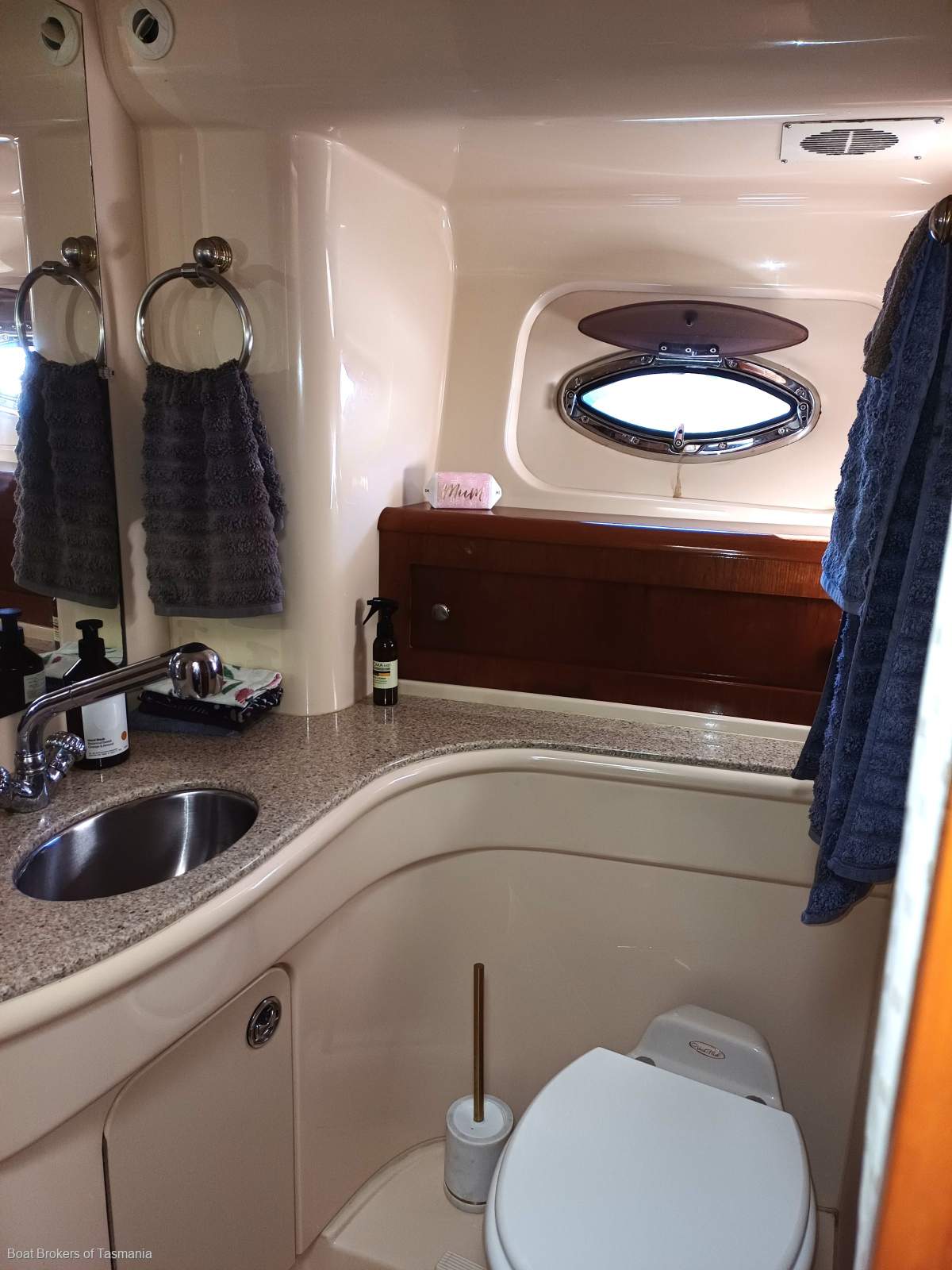 Sant'Ana Meridian 411 Flybridge Dual helms, fully optioned, very well presented. Boat Brokers of Tasmania