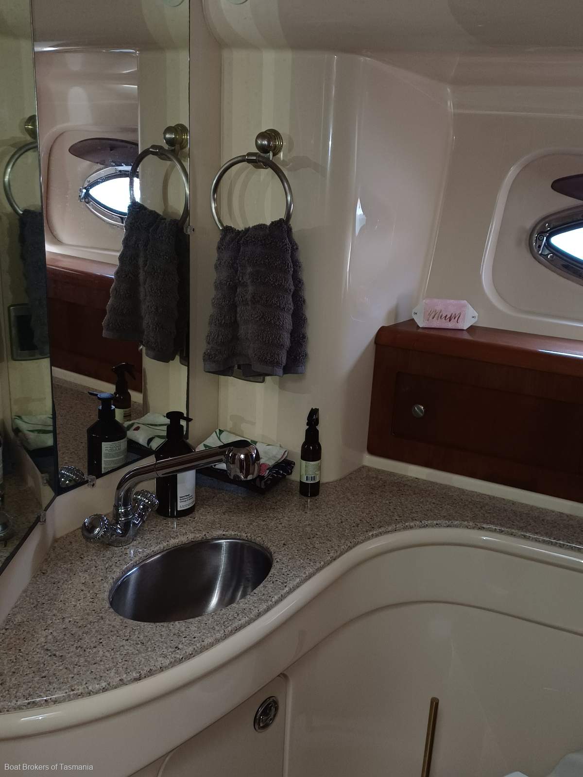 Sant'Ana Meridian 411 Flybridge Dual helms, fully optioned, very well presented. Boat Brokers of Tasmania