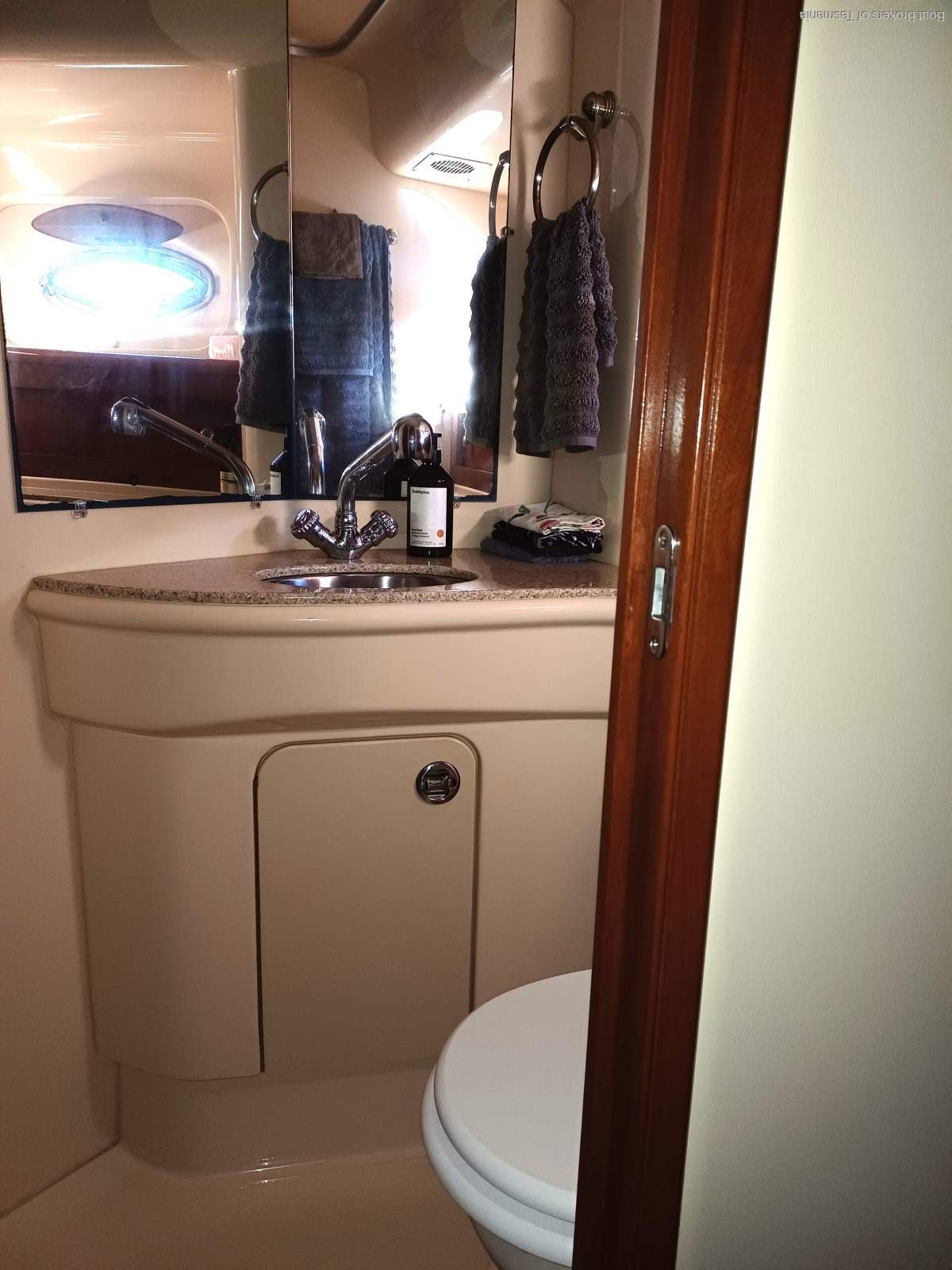 Sant'Ana Meridian 411 Flybridge Dual helms, fully optioned, very well presented. Boat Brokers of Tasmania