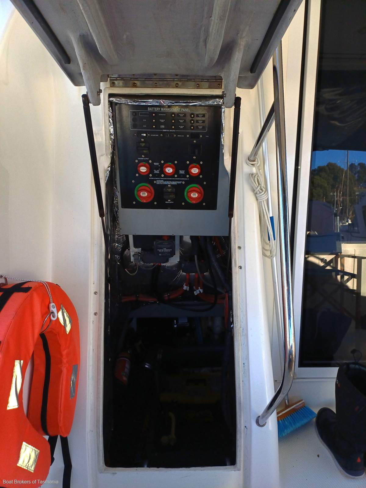 Sant'Ana Meridian 411 Flybridge Dual helms, fully optioned, very well presented. Boat Brokers of Tasmania