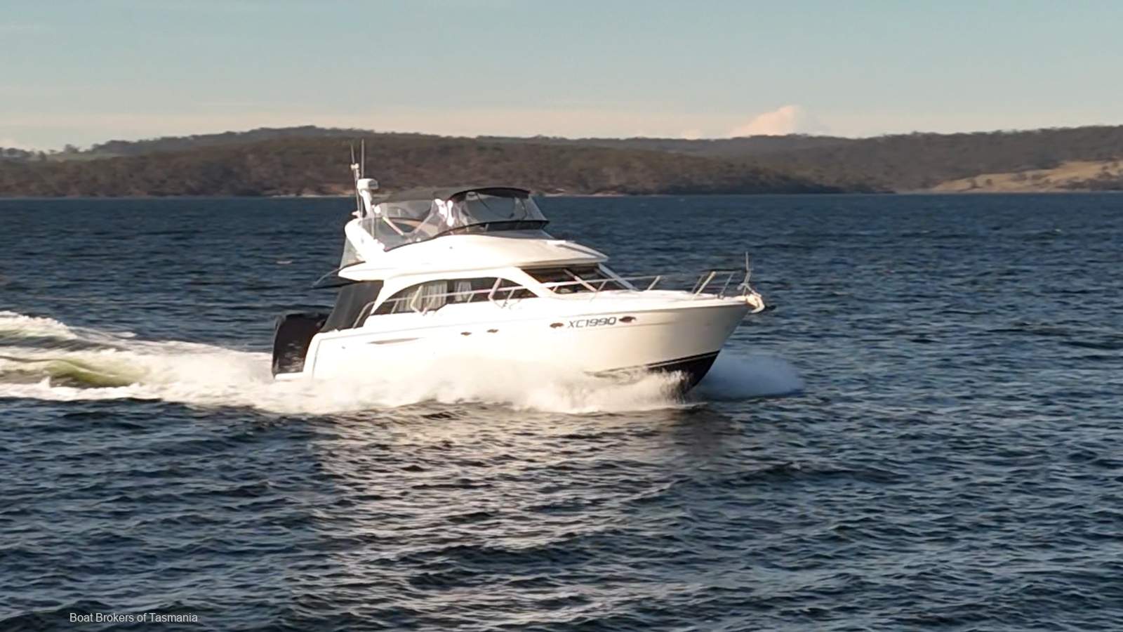 Sant'Ana Meridian 411 Flybridge Dual helms, fully optioned, very well presented. Boat Brokers of Tasmania