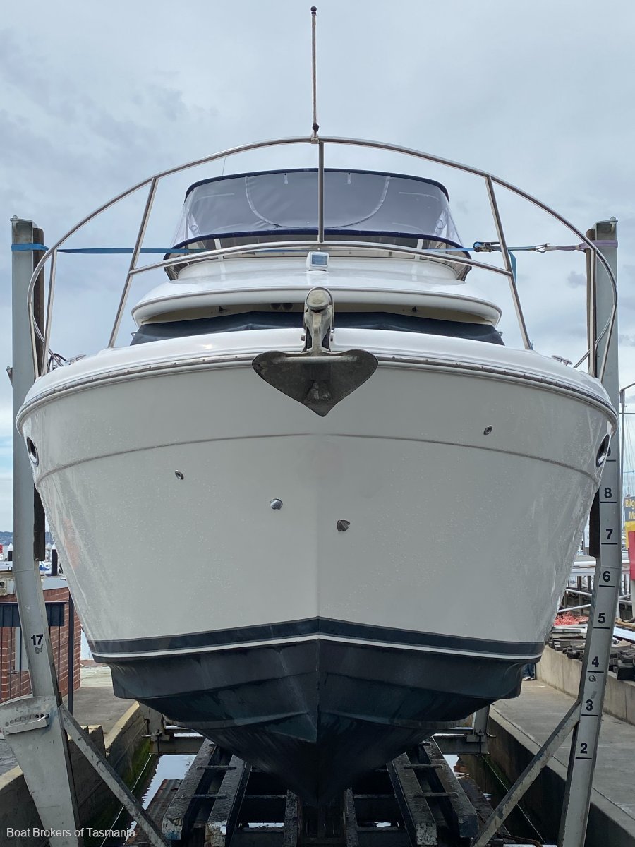 Sant'Ana Meridian 411 Flybridge Dual helms, fully optioned, very well presented. Boat Brokers of Tasmania