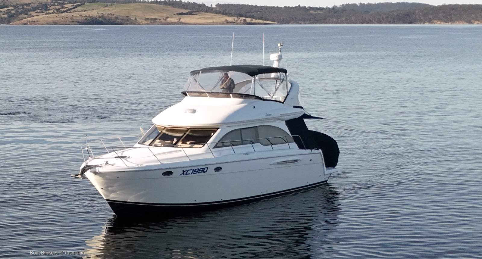 Sant'Ana Meridian 411 Flybridge Dual helms, fully optioned, very well presented. Boat Brokers of Tasmania