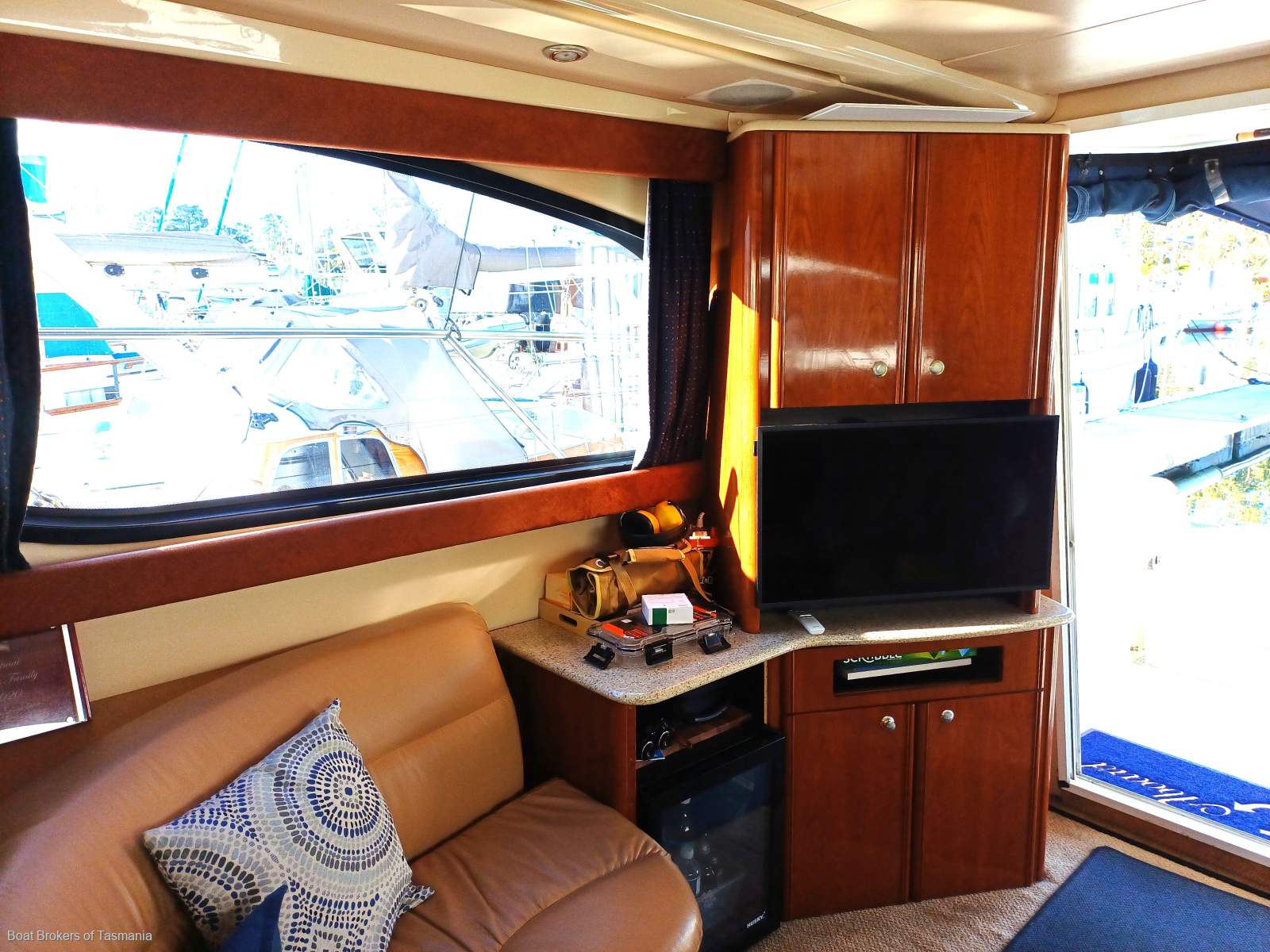 Sant'Ana Meridian 411 Flybridge Dual helms, fully optioned, very well presented. Boat Brokers of Tasmania