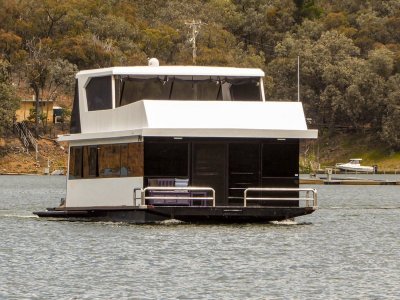 Four Winds - Houseboat holiday home on Lake Eildon