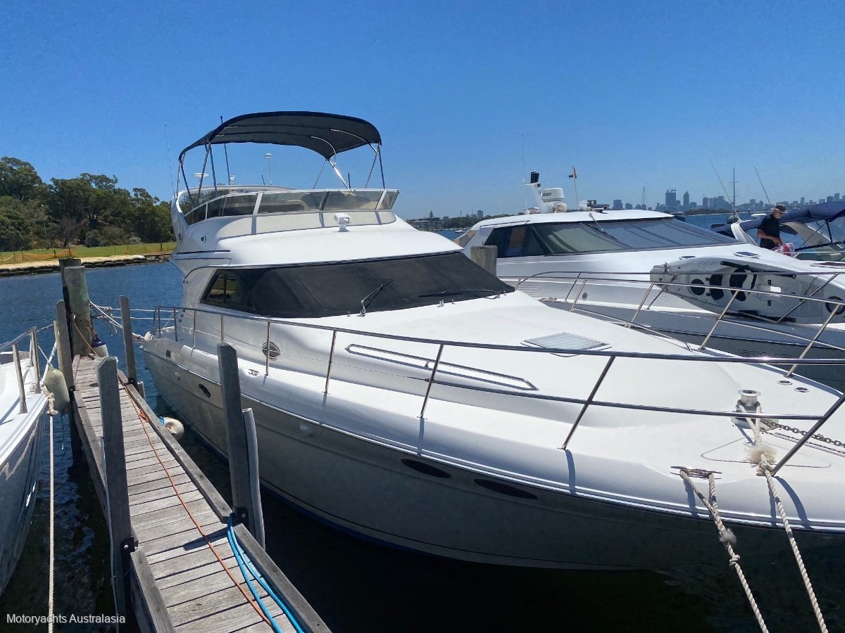Sea Ray 40 Flybridge cruiser Clean tidy boat with low hours!