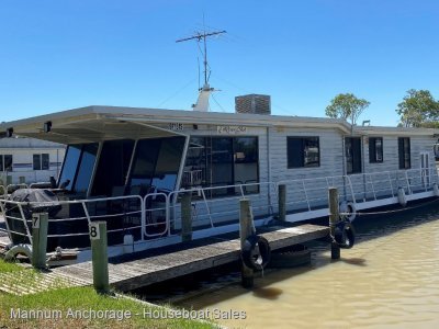 Fastidiously maintained 4 bed/2 bath houseboat