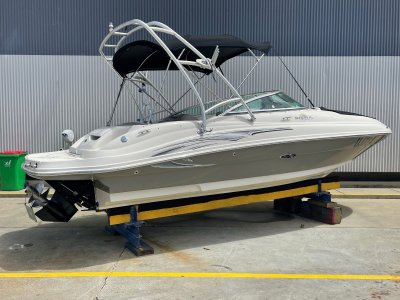Sea Ray 220 Sundeck bowrider sports- Click for more info...