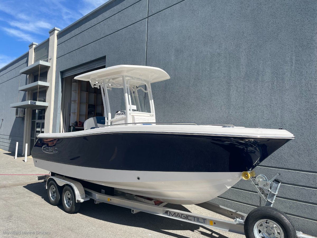 Robalo R230:Just unwrapped ( Biscayne Blue)