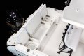 Robalo R230:Live well and storage