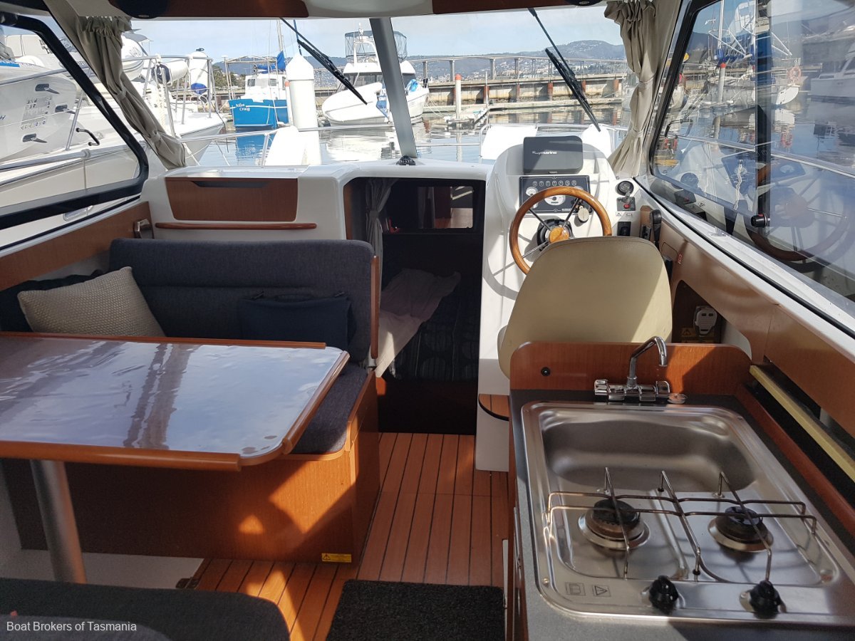 NAVIRE Beneteau Antares 8 quality cruiser in excellent order. Boat Brokers of Tasmania