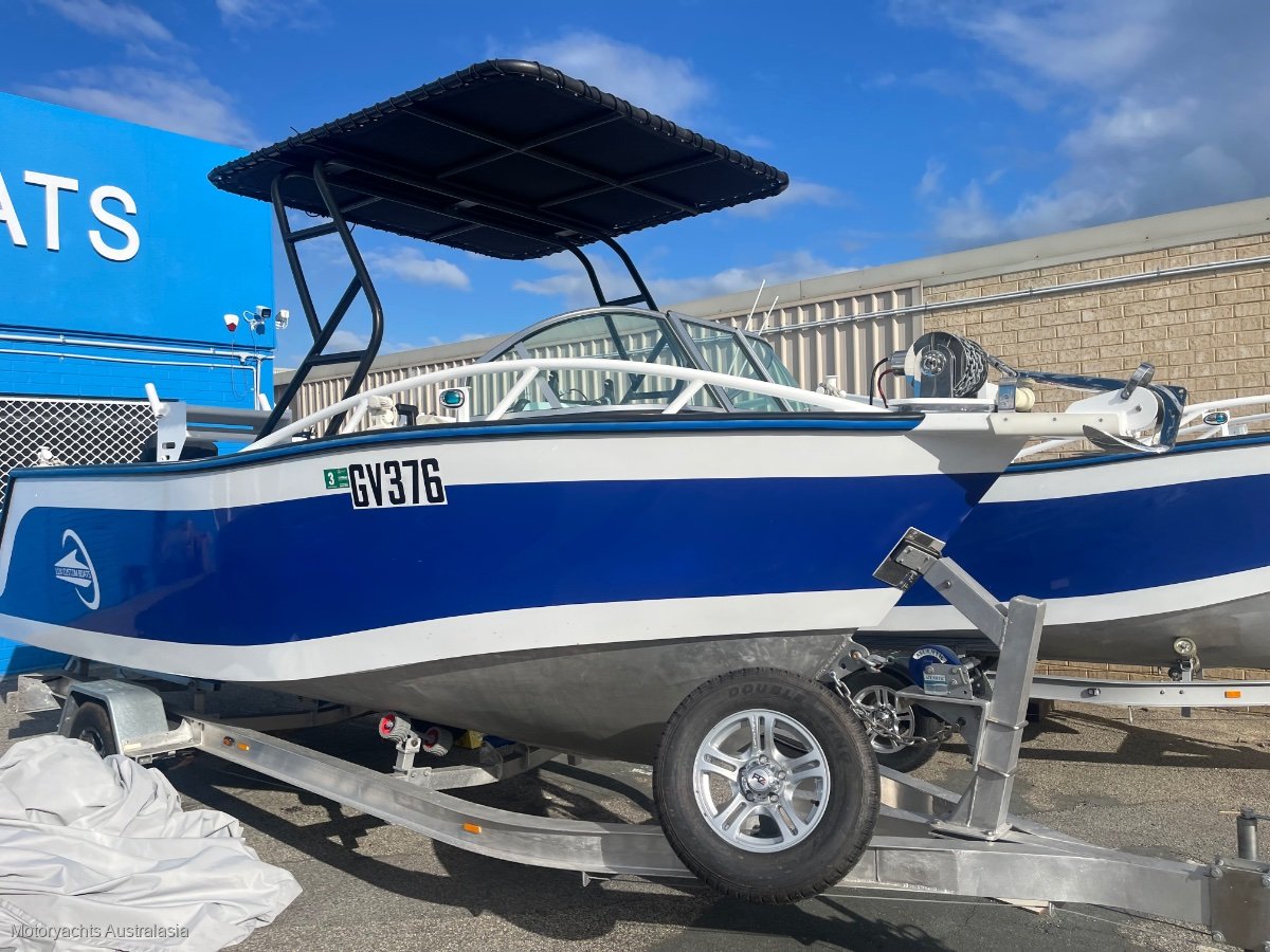 Lux Custom Boats 5500RA As new condition with all the extras!