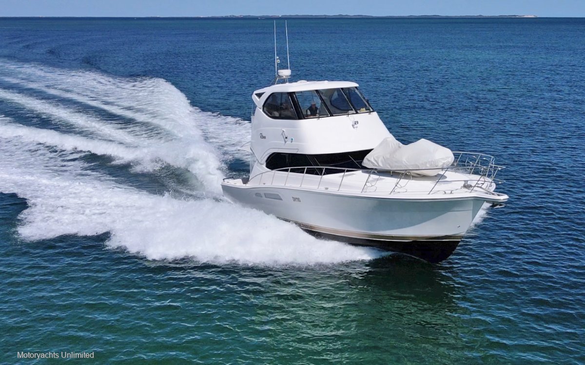 Riviera 47 Enclosed Flybridge Series II with low engine hours