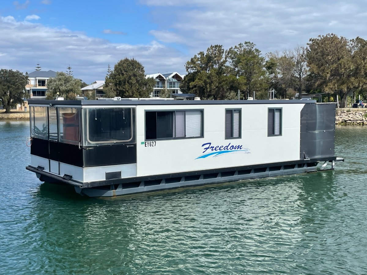 Custom 12m Houseboat - Luxury Floating Apartment!