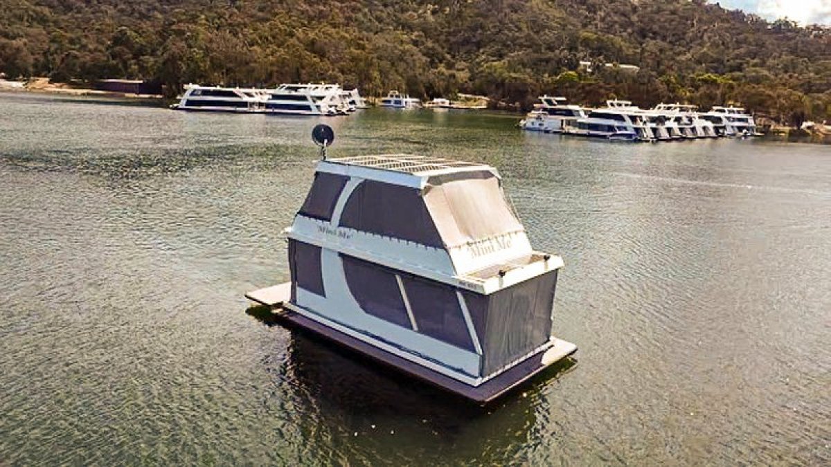 Mini Me - Houseboat holiday home on Lake Eildon