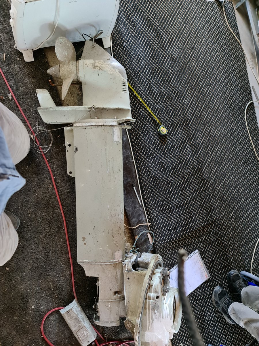 Volvo penta stern drive with extended leg
