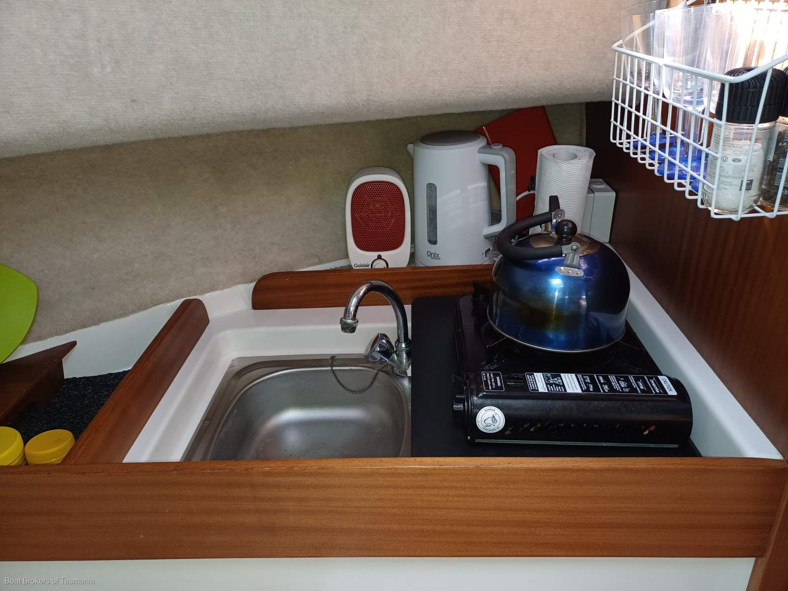  Arvor 280AS Very well equipped example. Boat Brokers of Tasmania