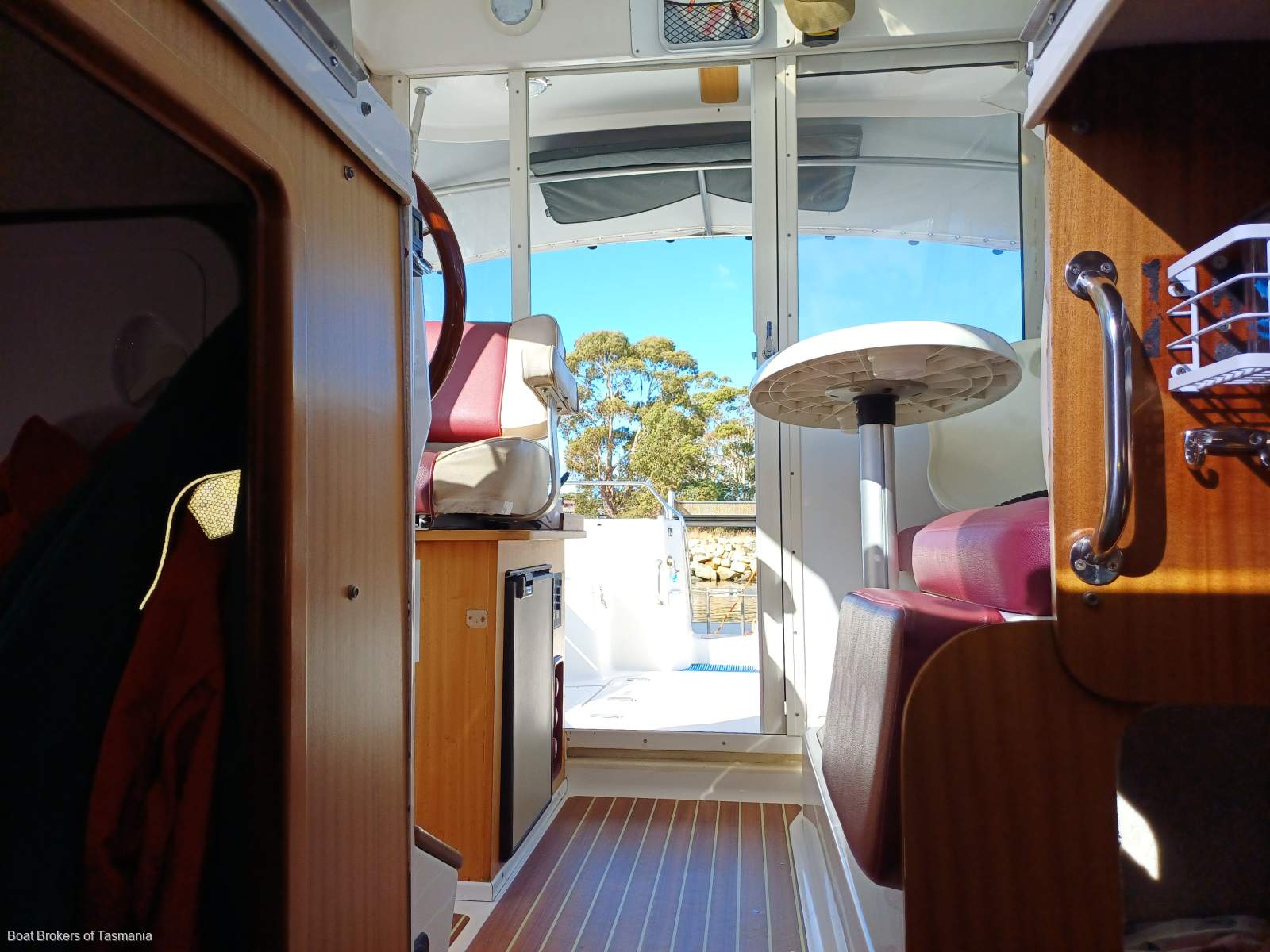  Arvor 280AS Very well equipped example. Boat Brokers of Tasmania
