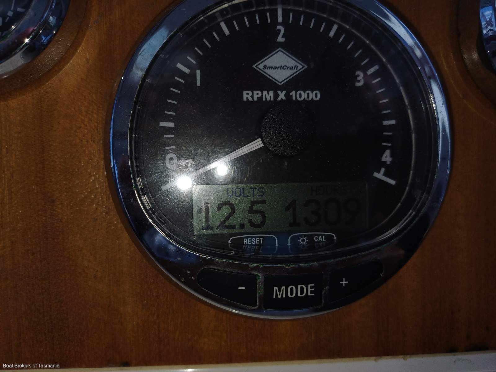  Arvor 280AS Very well equipped example. Boat Brokers of Tasmania