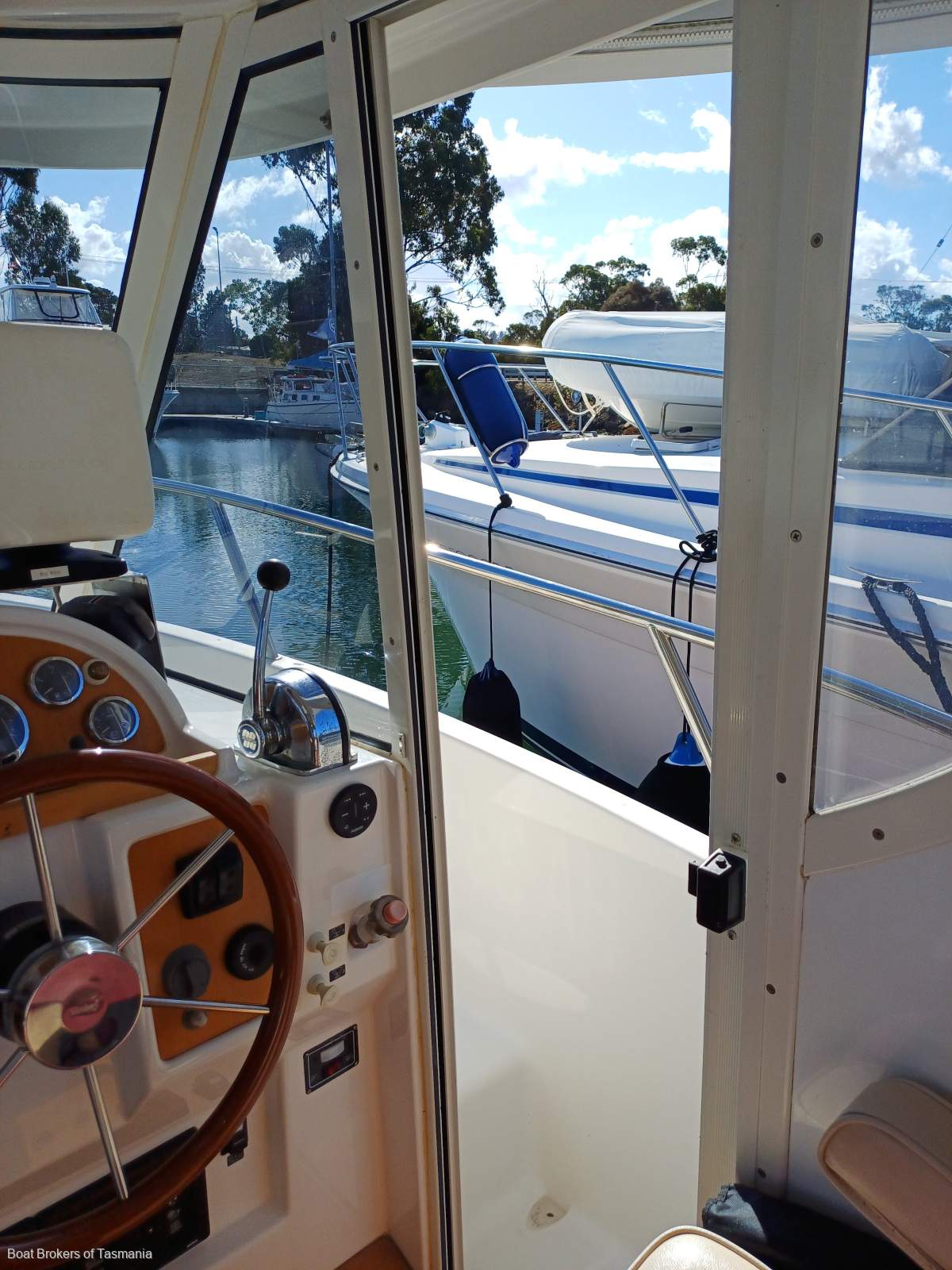  Arvor 280AS Very well equipped example. Boat Brokers of Tasmania
