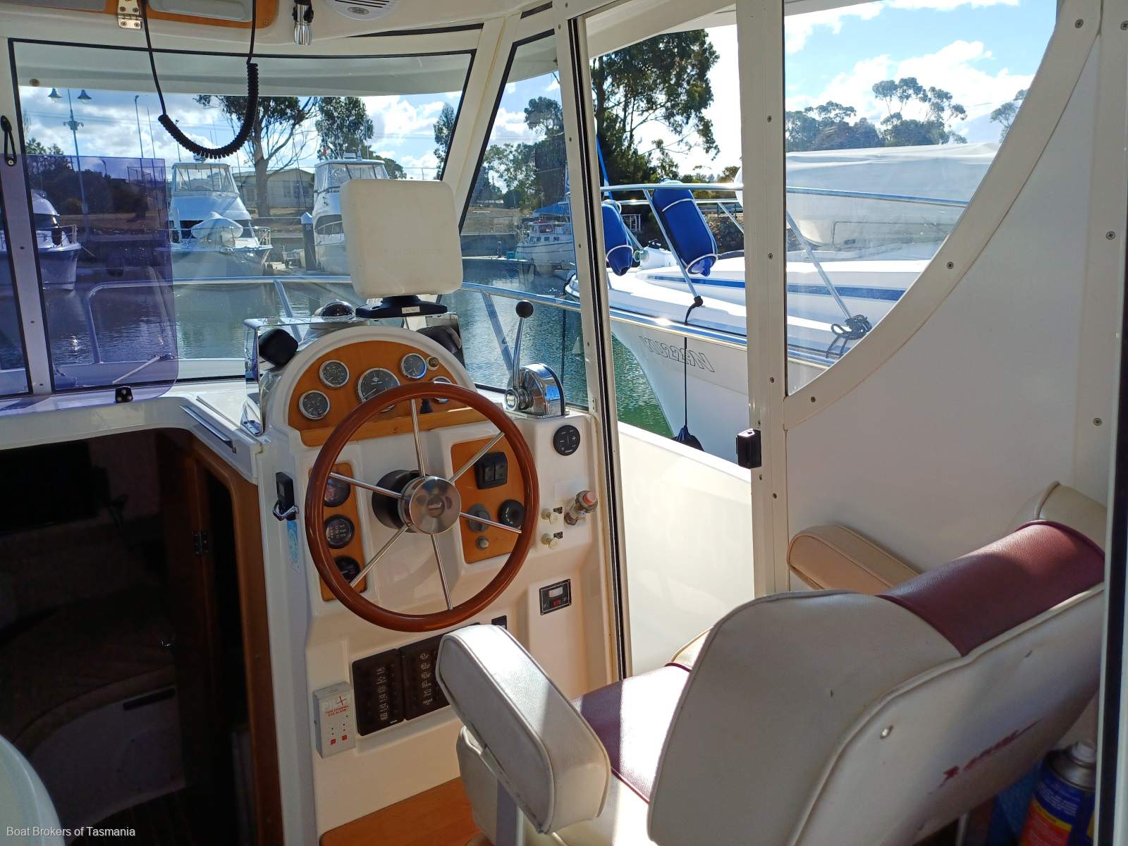  Arvor 280AS Very well equipped example. Boat Brokers of Tasmania