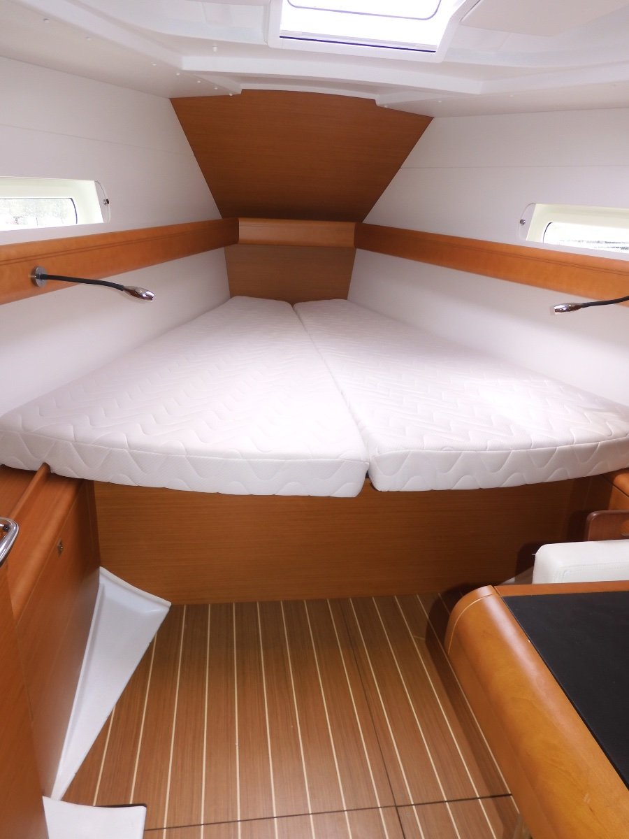 Jeanneau Sun Odyssey 409 Immaculate Presentation, Capable Quality Cruiser! Sailing Boats