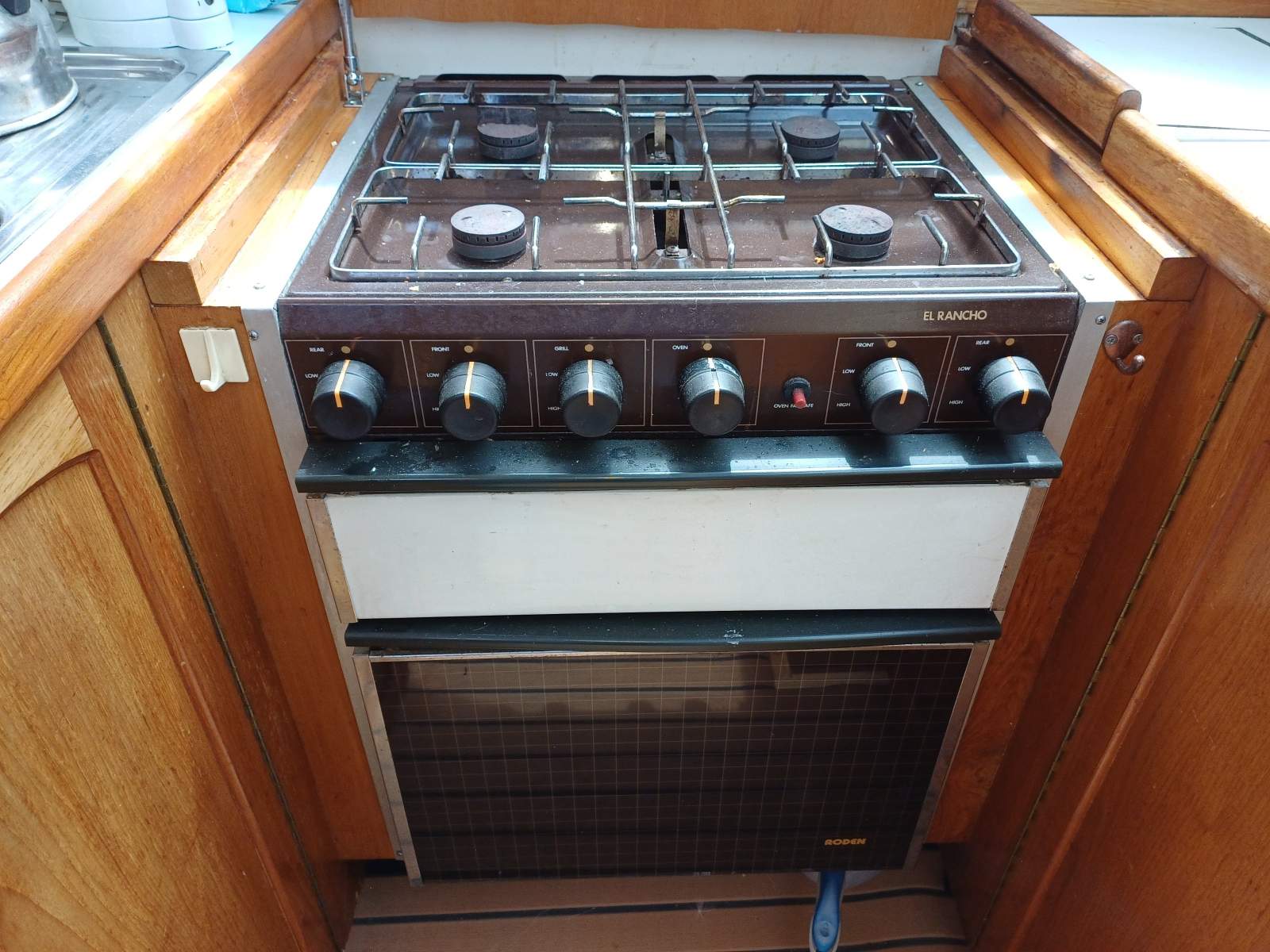 APACHE Riviera 38 Flybridge Fairly priced, well equipped twin cabins. Boat Brokers of Tasmania