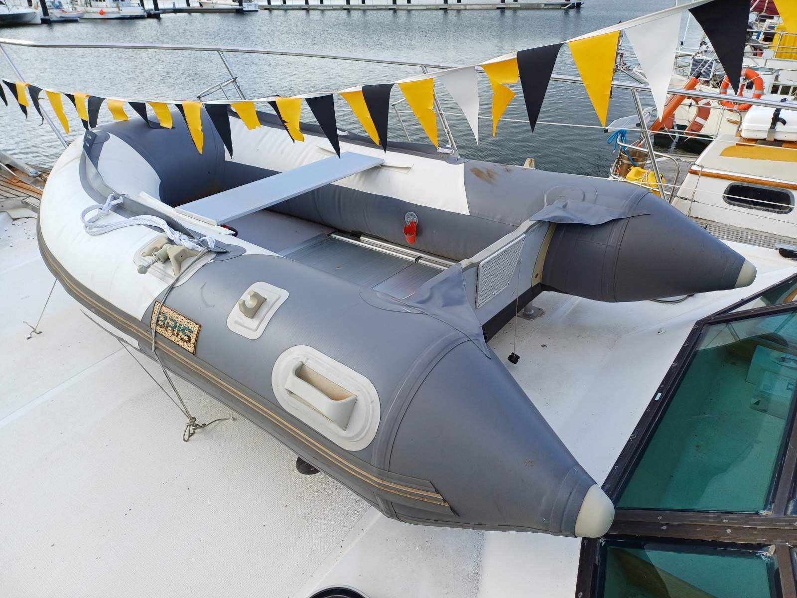 APACHE Riviera 38 Flybridge Fairly priced, well equipped twin cabins. Boat Brokers of Tasmania