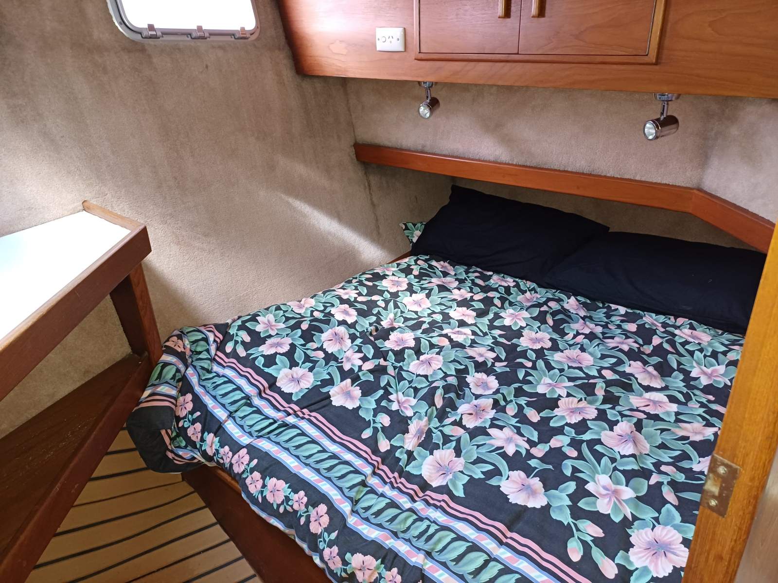 APACHE Riviera 38 Flybridge Fairly priced, well equipped twin cabins. Boat Brokers of Tasmania